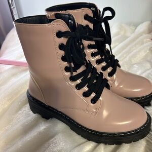 Women’s size 6  true craft Stylish Pink Combat Boots.‎